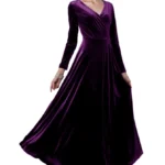 Violetinės spalvos aksomine suknele